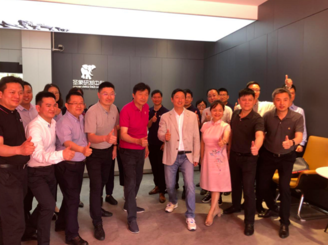 圣象研發(fā)，科技驅(qū)動——圣象研發(fā)中心新實驗工廠開工典禮，暨首片樣板下線儀…